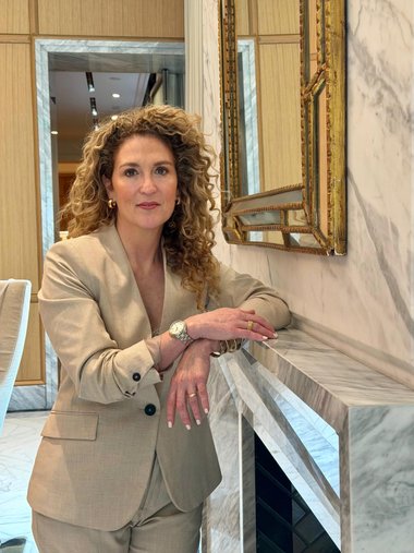 CLAUDIA HELLMUND