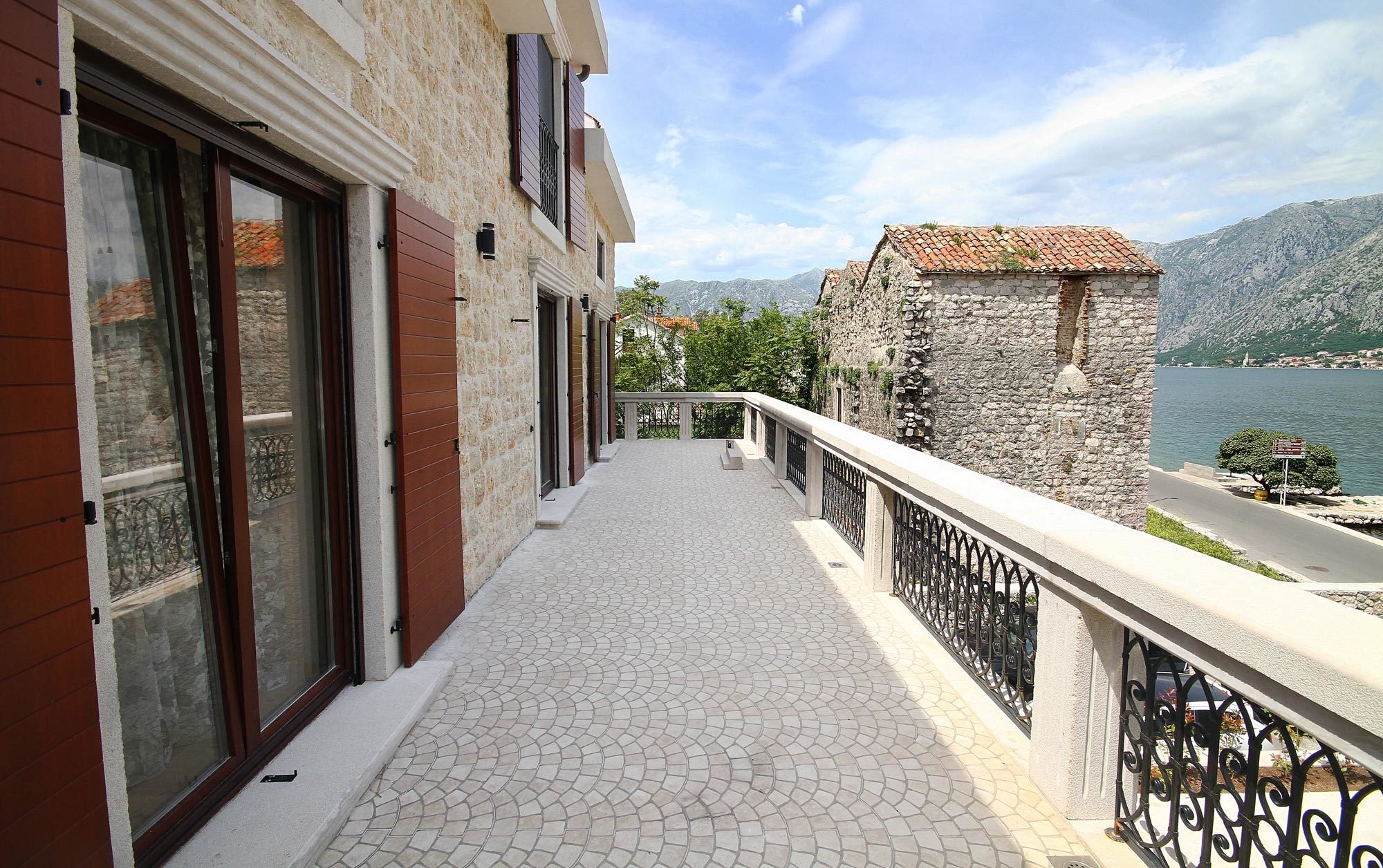 Extraordinary seafront villa for sale in Prcanj, in Prčanj, Montenegro for sale (10215198)