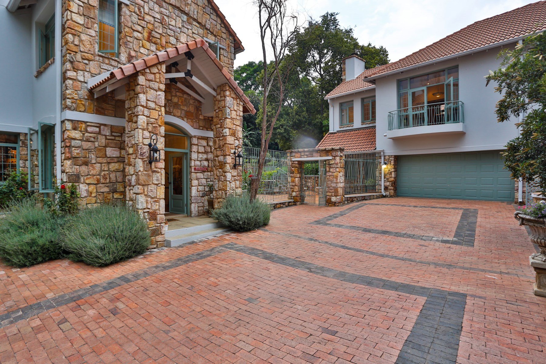 Westcliff in Johannesburg, South Africa for sale (1122978)