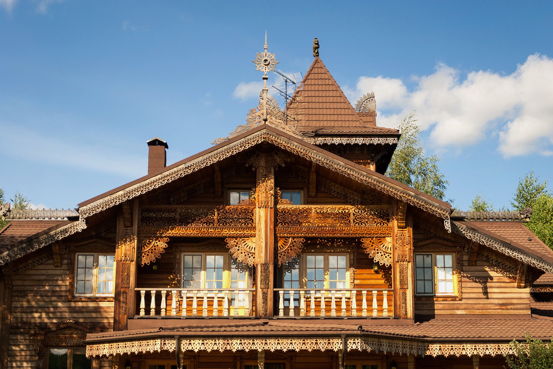 Красивый деревянный дом в русском стиле