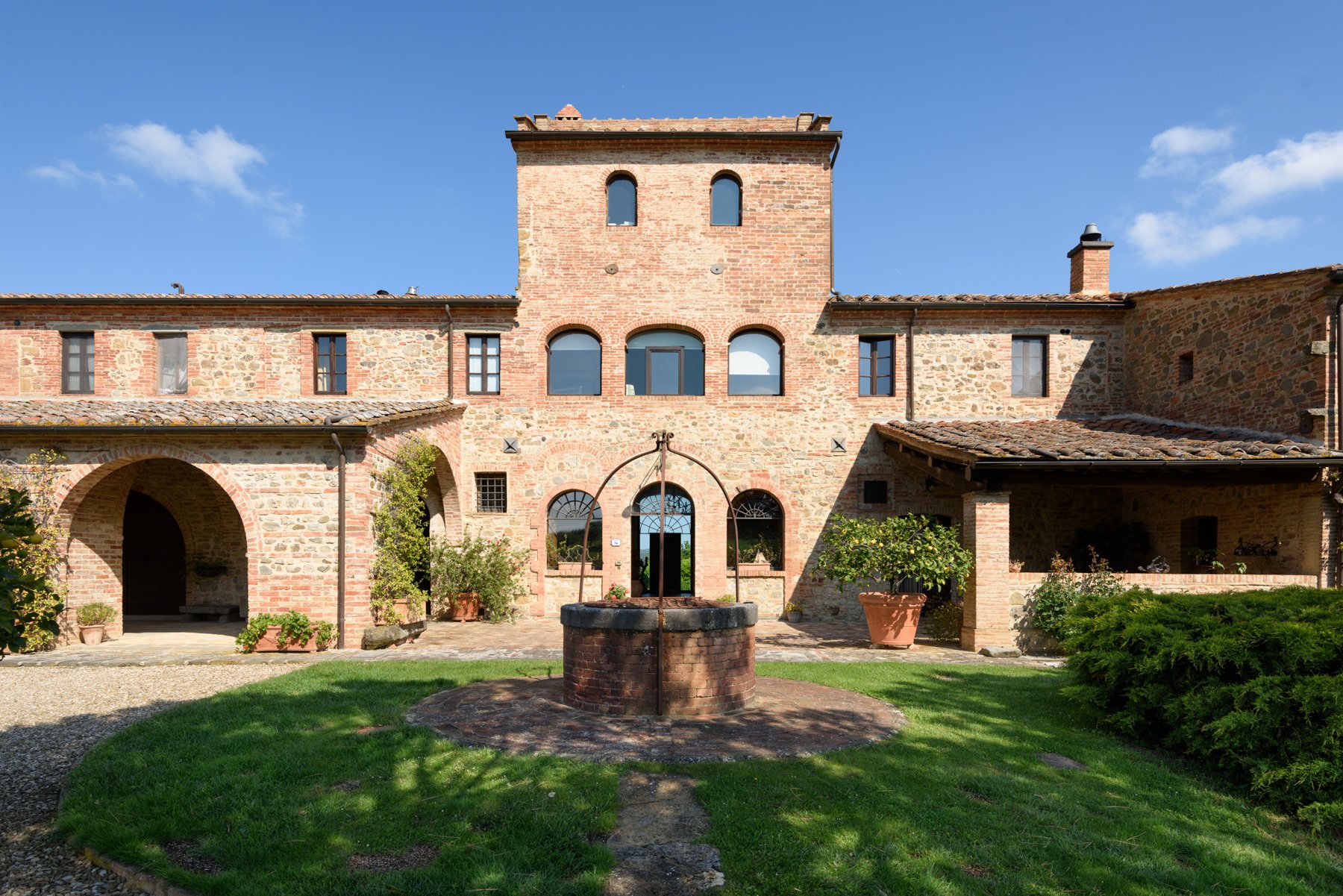 Tuscan Countryhouse With 2 5 Ha Of Vineyards In Siena Italy For Sale 