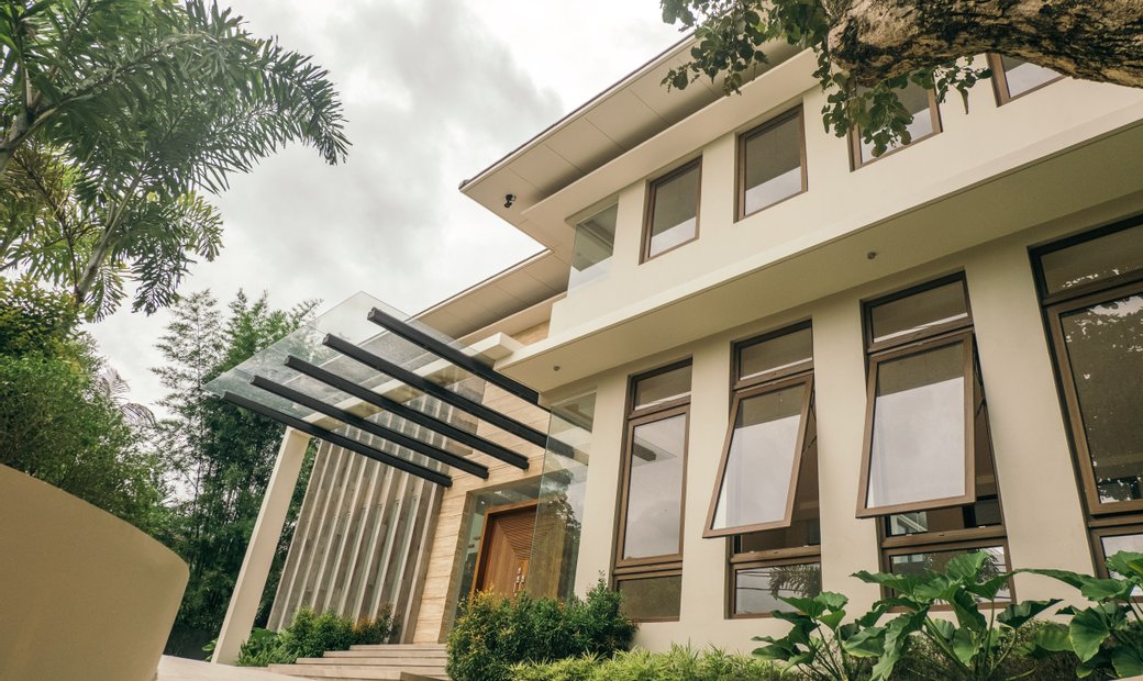 Gorgeous Modern  Home in Exclusive Ayala Alabang in 