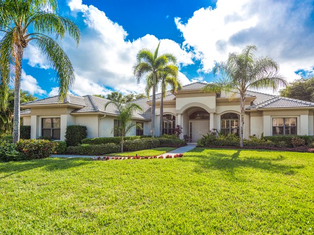 Lujo frente al lago casas en venta en Bonita Springs, Florida | JamesEdition