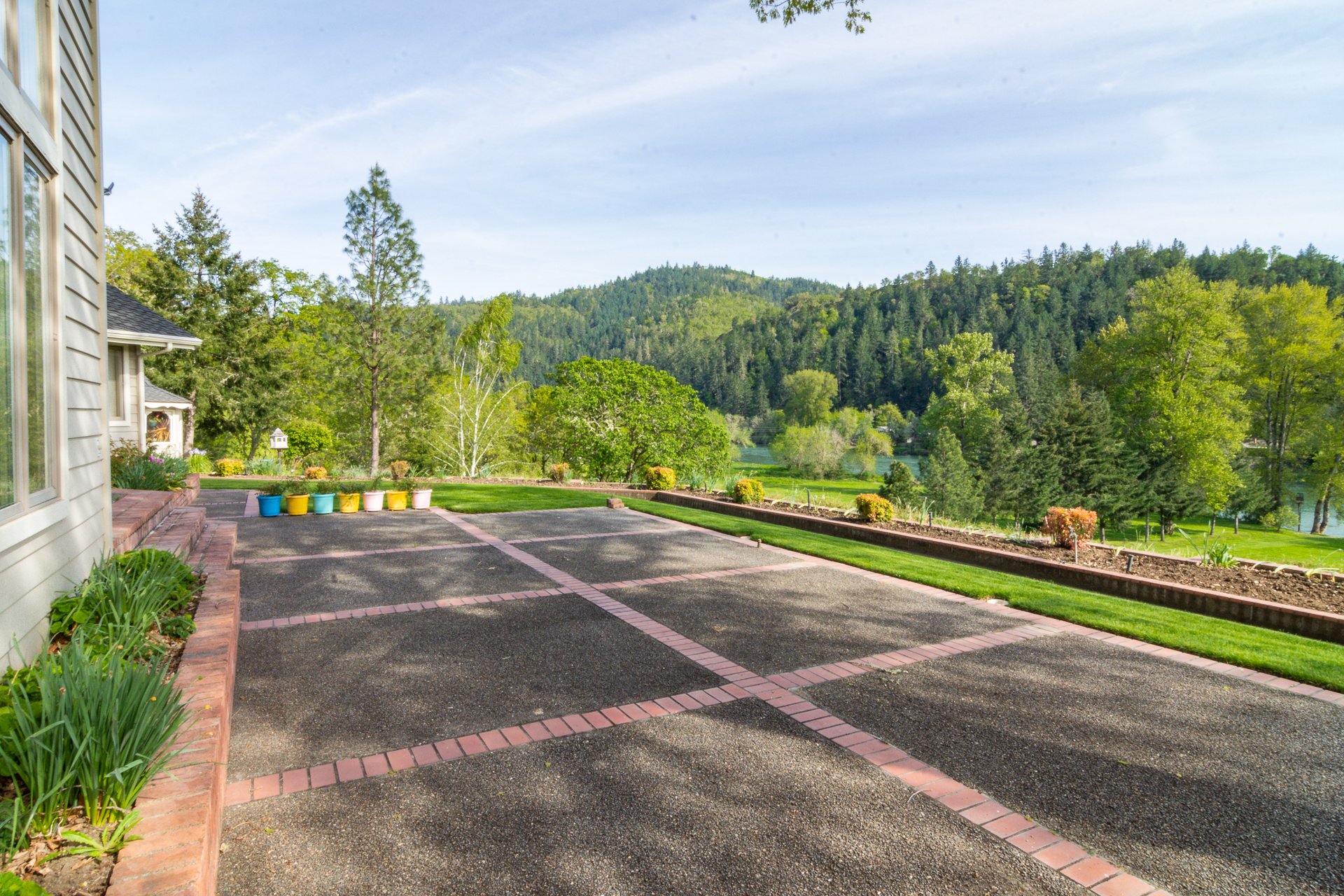 3 Bedrooms Single Family Detached in Roseburg, OR, United
