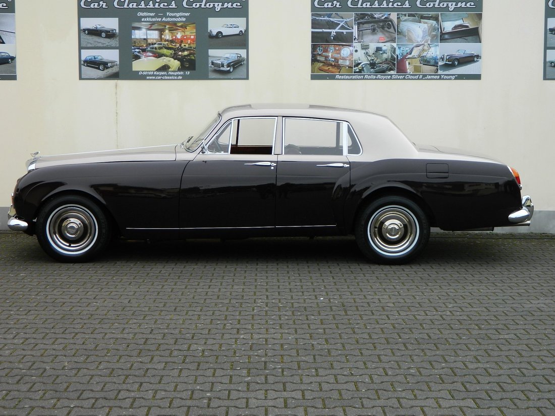 Limousine in Bergheim, North Rhine-Westphalia, Germany 3 - 10518623