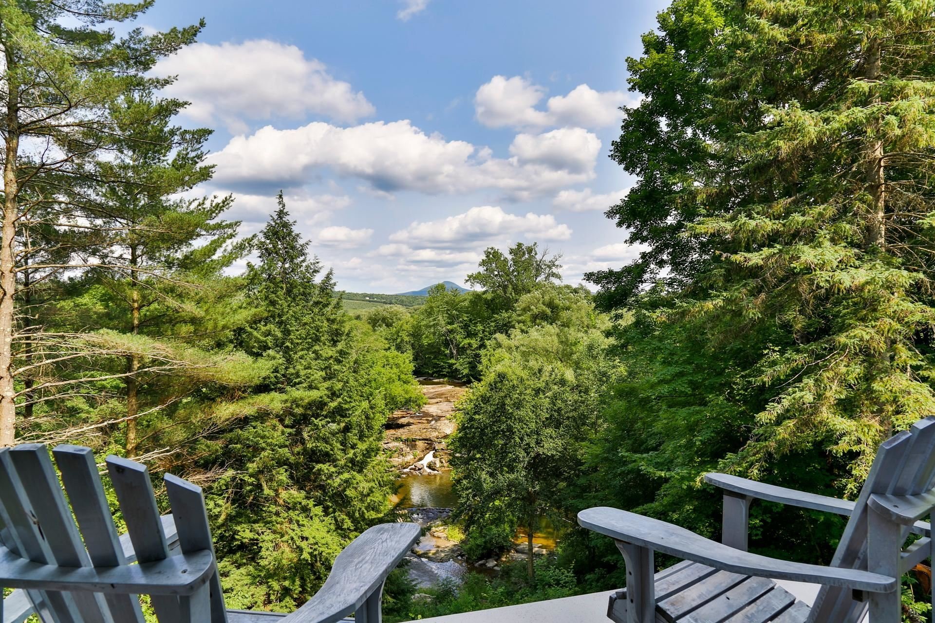 Domaine avec chutes et ruisseau à Frelighsburg, Québec in Frelighsburg