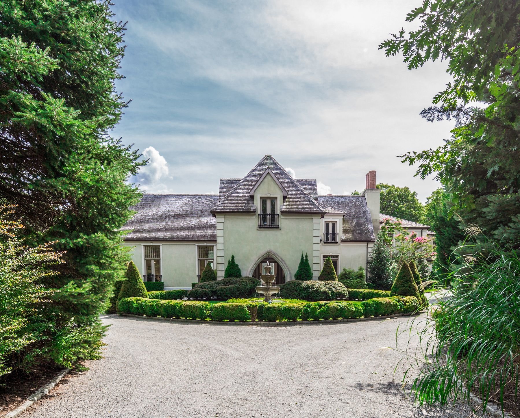 Dramatic Tudor Mansion in East Hampton, NY, United States for sale