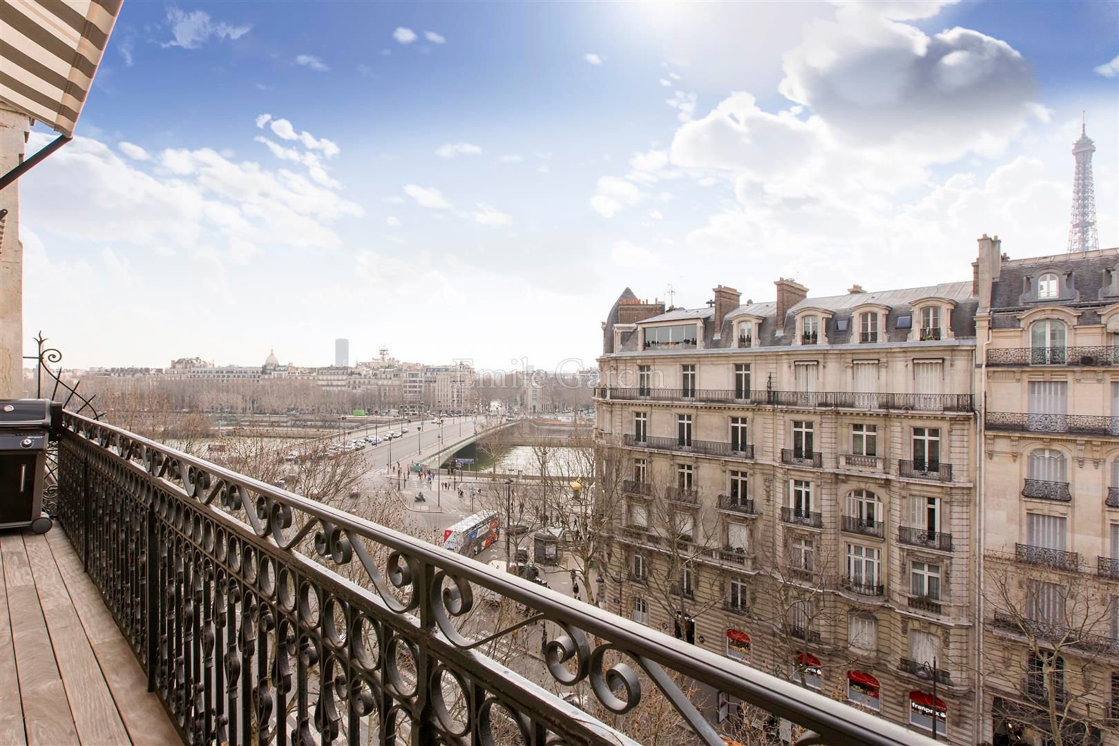 For sale Luxurious apartment with Eiffel Tower view Paris 8th in