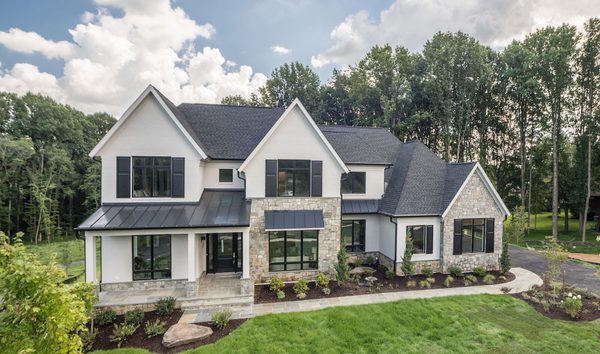 5 Bedrooms Single Family Detached (10430152)