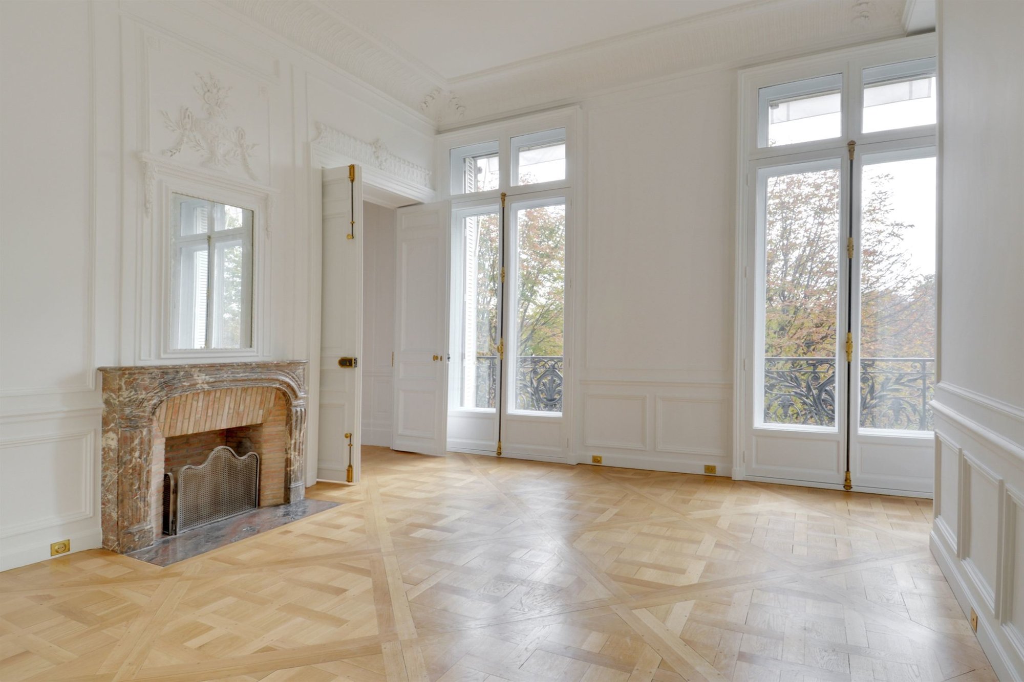 Avenue Montaigne Luxury Apartment in PARIS, France for sale (10406975)