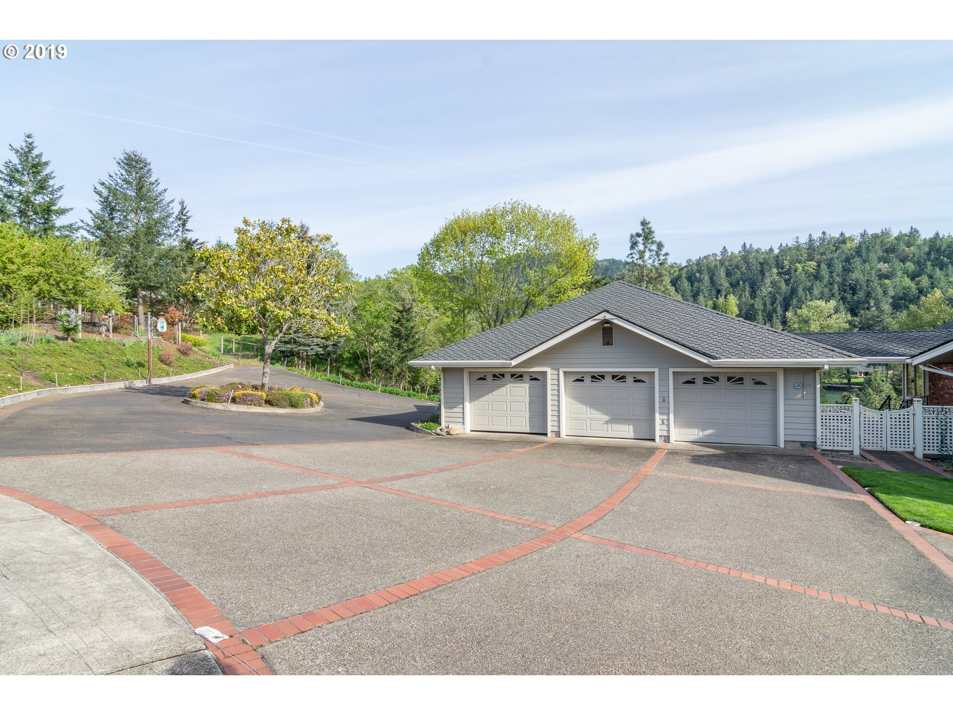 3 Bedrooms Single Family Detached in Roseburg, OR, United 3 Bedrooms Single Family Detached in Roseburg, OR, United