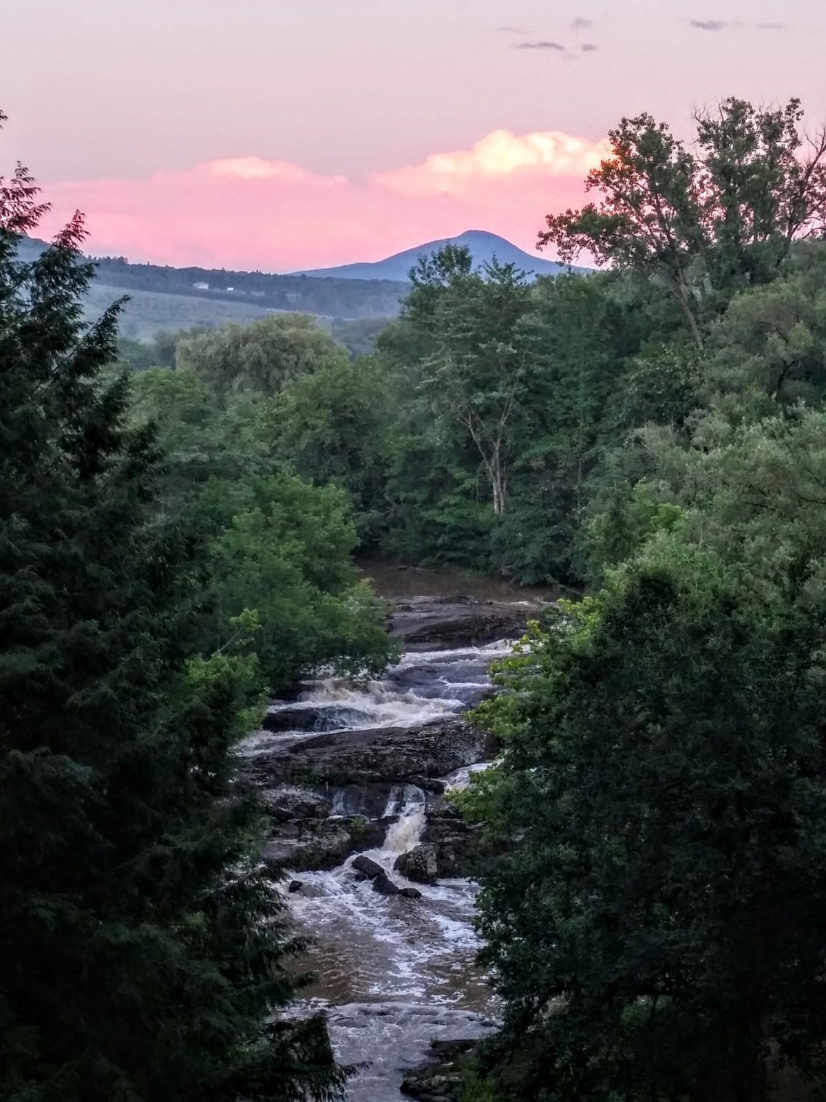 Domaine avec chutes et ruisseau à Frelighsburg, Québec in Frelighsburg