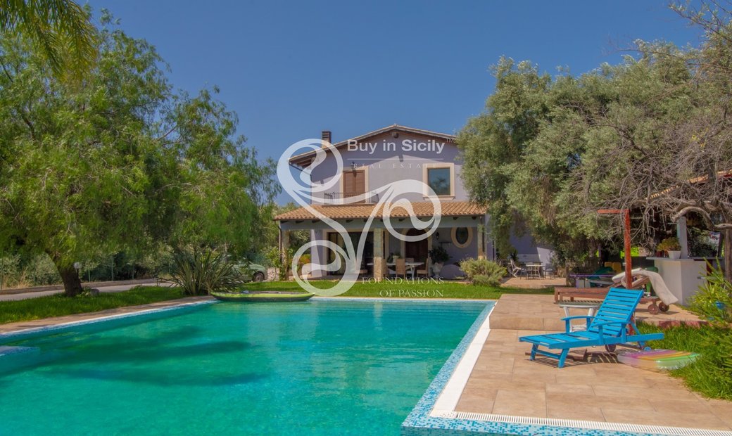 La Venta Exclusiva De Una Elegante Villa Con En Floridia, Sicilia
