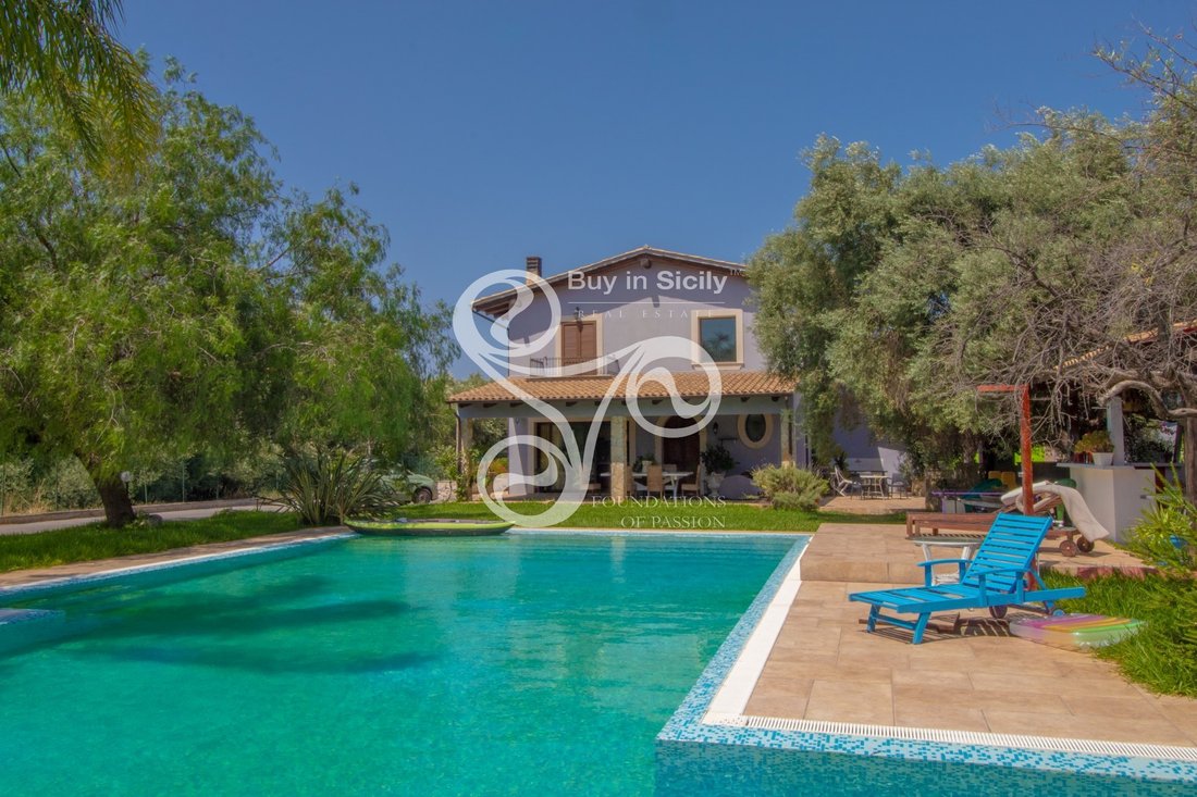 La Venta Exclusiva De Una Elegante Villa Con En Floridia, Sicilia
