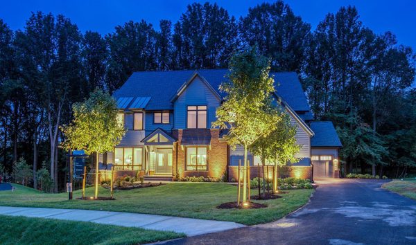 5 Bedrooms Single Family Detached (10677422)