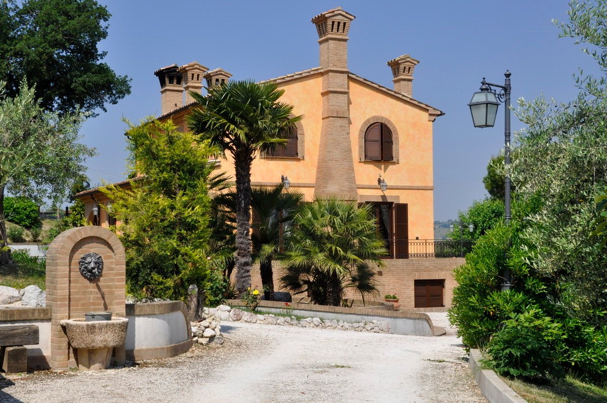 Country house with outbuildings for sale 8 km from the in Potenza