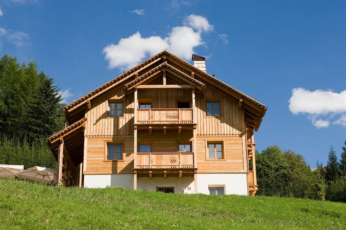 Traditional chalet with 1 hectare of land for sale in Val Badia in