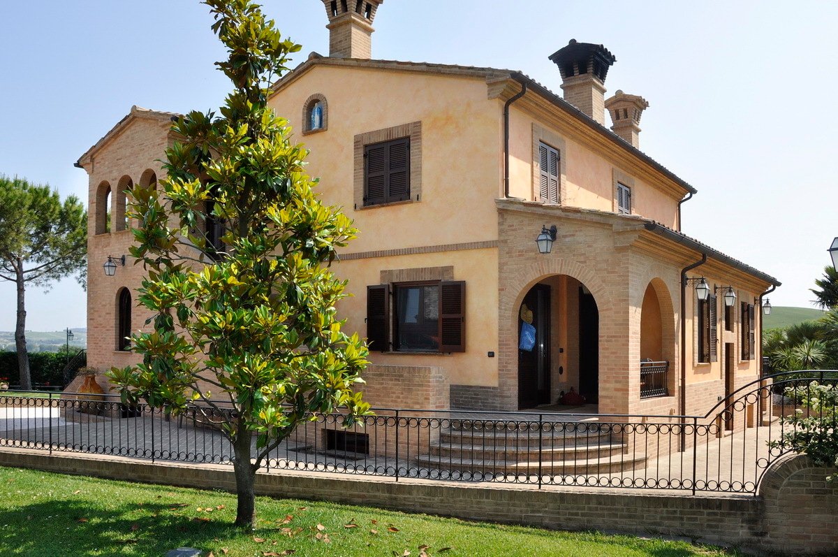 Country house with outbuildings for sale 8 km from the in Potenza