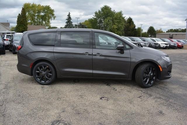 2020 Chrysler Pacifica in Woodstock, Illinois, United States 2 - 10684196