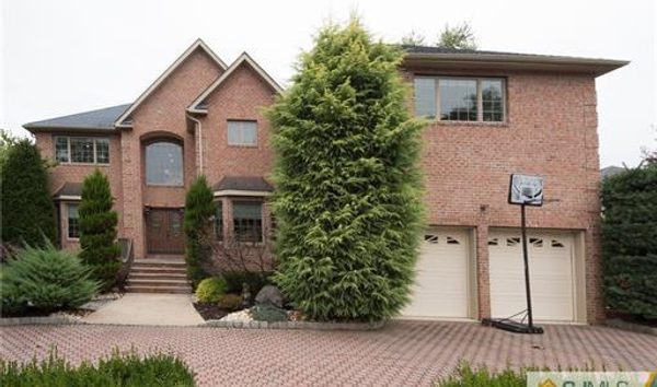 5 Bedrooms Single Family Detached (10683842)