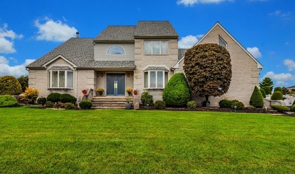 4 Bedrooms Single Family Detached (10689514)