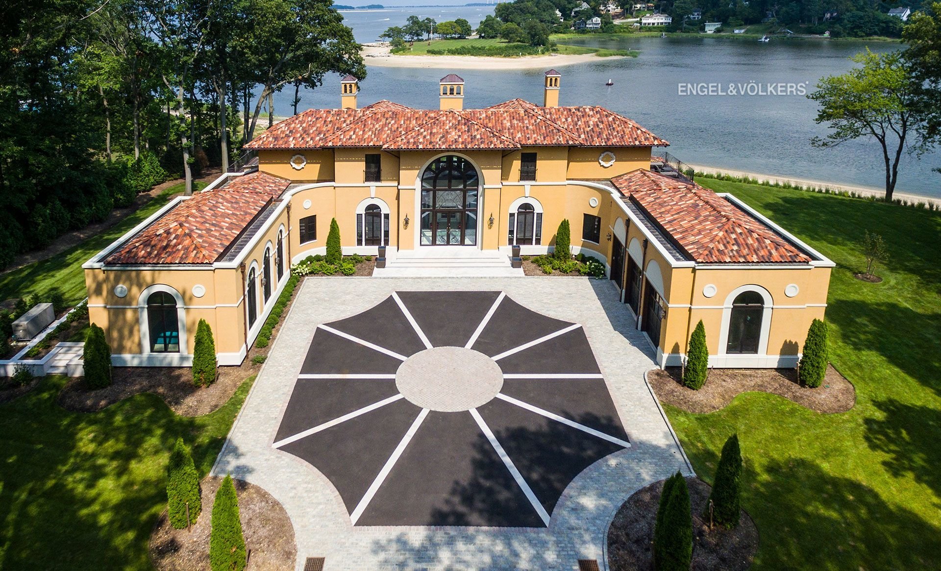 Huntington Harbor Stately Waterfront Home in Lloyd Harbor, NY, United