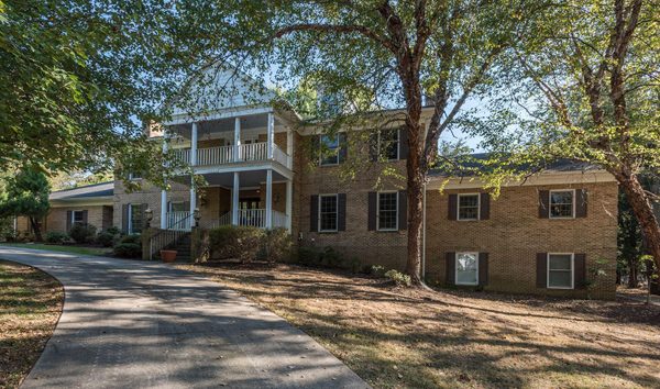 6 Bedrooms Single Family Detached (10694194)