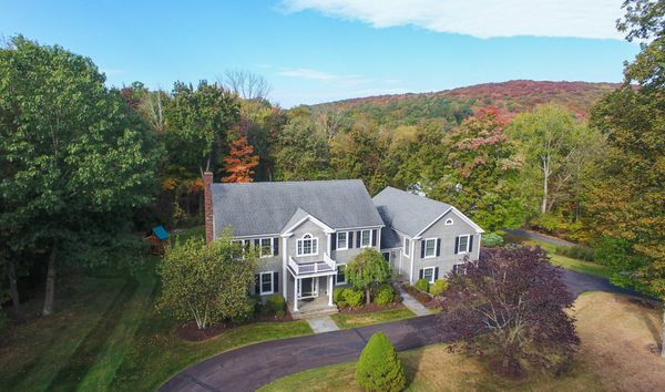 Beautifully Appointed Colonial (10719493)