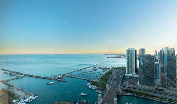 Spacious High Floor Corner Three Bedroom Condo (10736103)