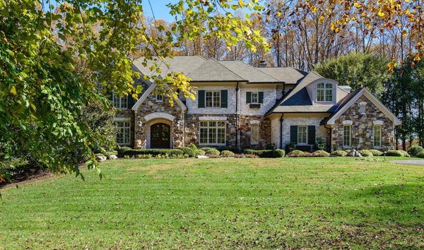 6 Bedrooms Single Family Detached (10567847)