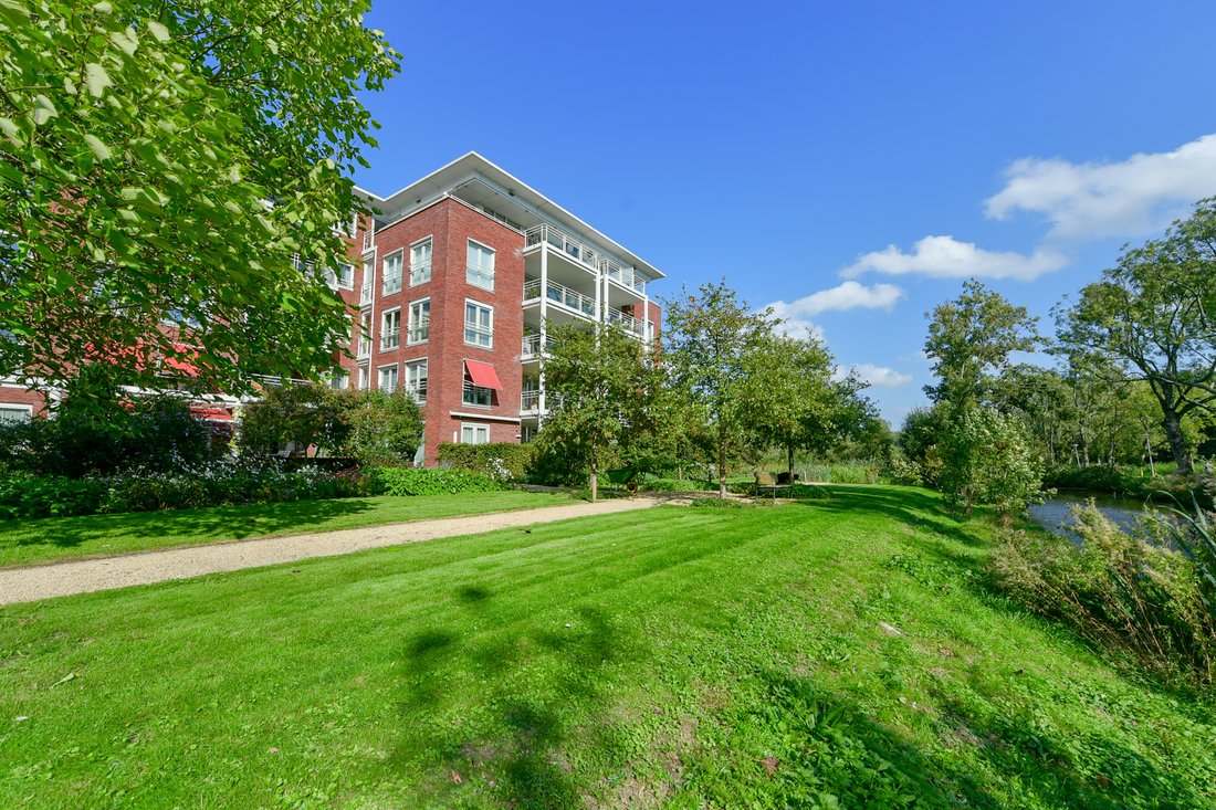 A Spacious And Light Ground In Station Zuid Wtc, North Holland