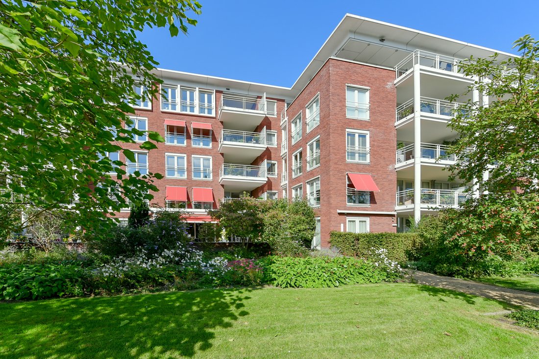A Spacious And Light Ground In Station Zuid Wtc, North Holland