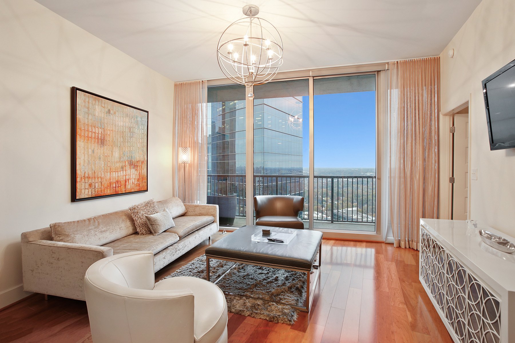 Highly Desirable Two Bedroom + Den On The 33rd in Atlanta, GA, United