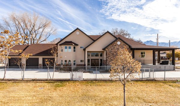 Beautiful Custom Home (10748623)