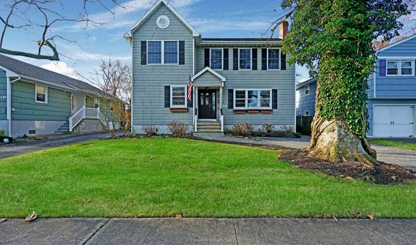 Centrally Located Between Beach And Town (10762208)