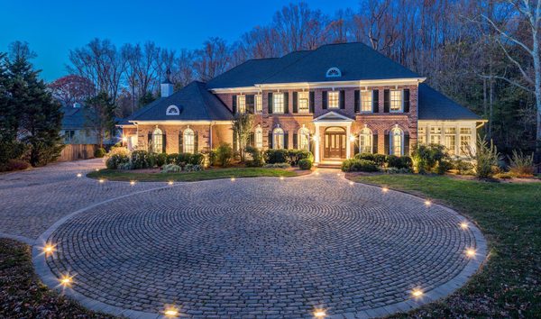 7 Bedrooms Single Family Detached (10738950)