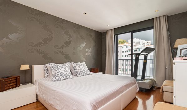 Flat, 4 Bedrooms, For Sale (10770301)