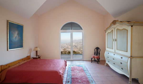 Elegant family house with extensive gardens & sweeping views (10769881)