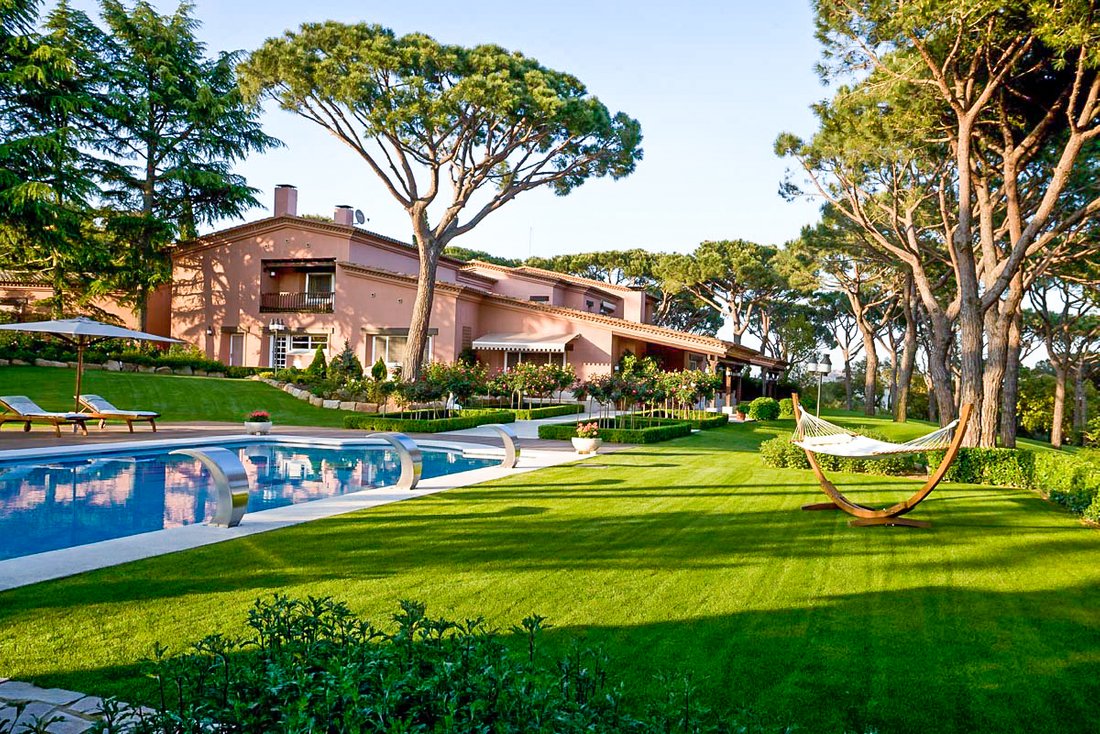 Impresionante Villa Con Vista En San Andrés De Llavaneras, Cataluña ...