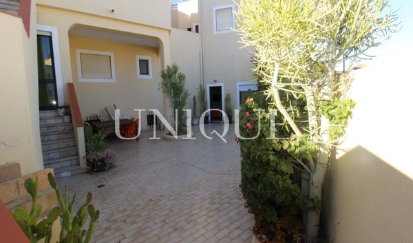 Townhouse with shop and apartments Lagos (10775643)