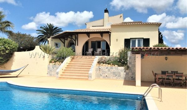 BURGAU/LUZ
Beautiful 5 bedroom Villa with gardens, big pool, double garage, countryside and sea view (10776077)