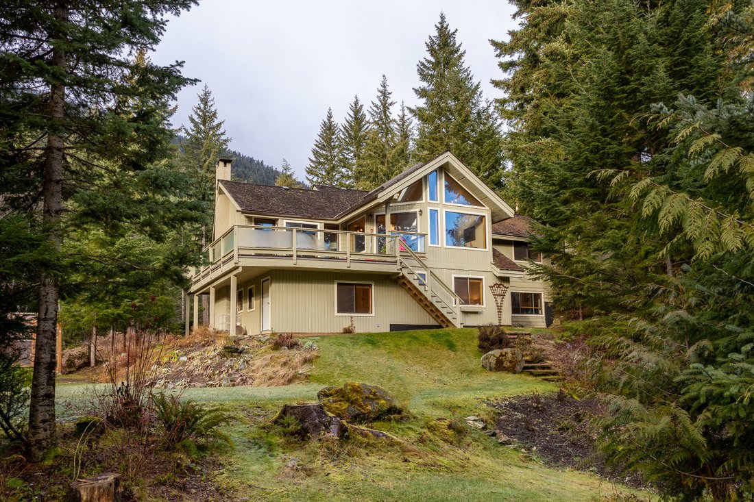 House in British Columbia, Canada 1 - 10777038