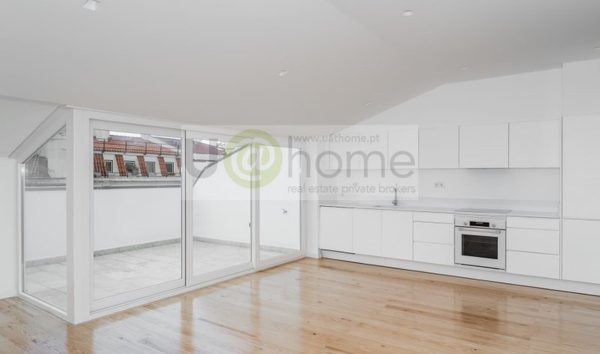 T2 in Campo de Ourique with parking and terrace (10779550)