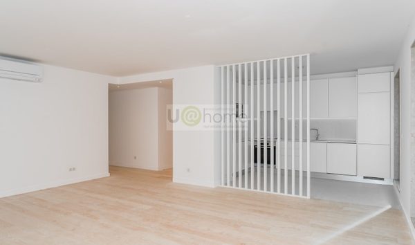 2 Bedroom apartment with balcony and parking in Campolide (10779561)
