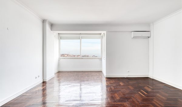 Flat, 3 Bedrooms, For Sale (10780959)