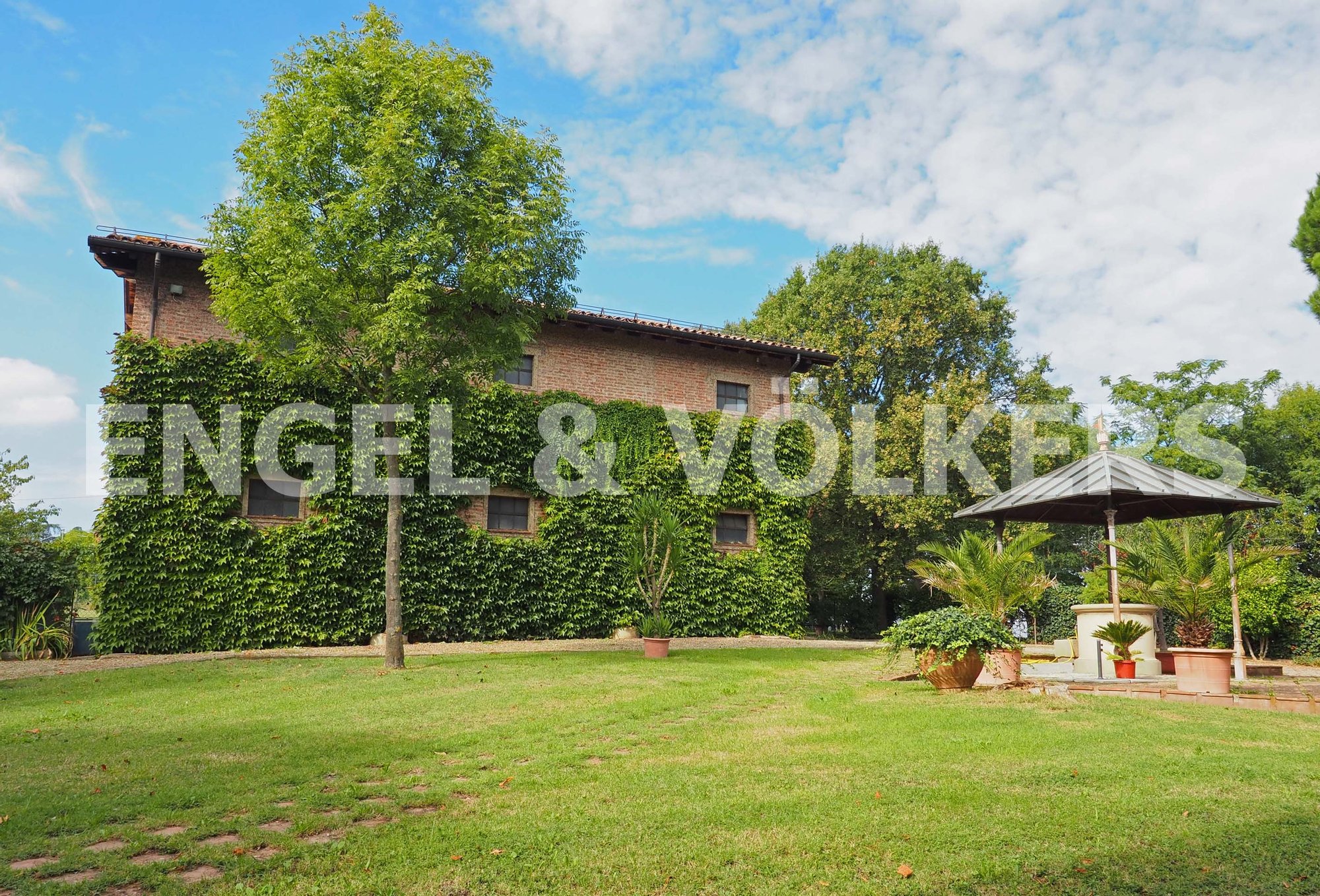 Elegant historic villa finely restored in Bologna, Italy for sale