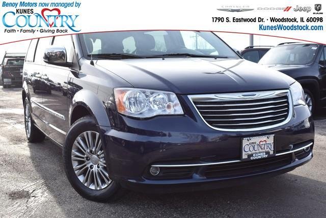 2013 Chrysler Town &amp; Country in Woodstock, Illinois, United States 1 - 10786811
