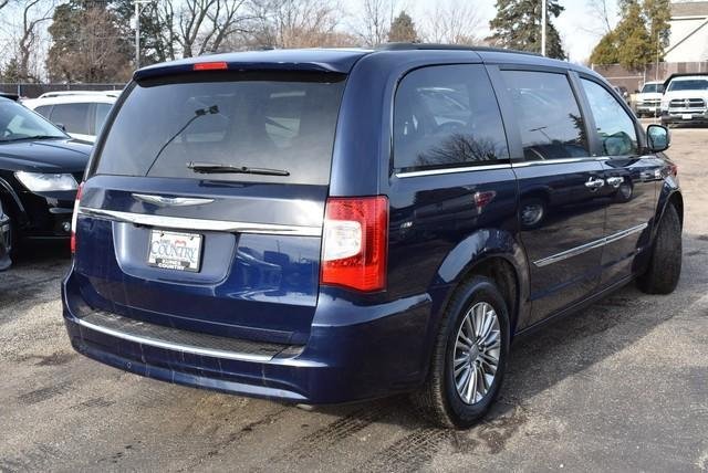 2013 Chrysler Town &amp; Country in Woodstock, Illinois, United States 2 - 10786811