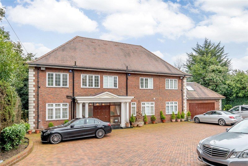 Road, Hertfordshire, EN5 in United Kingdom for