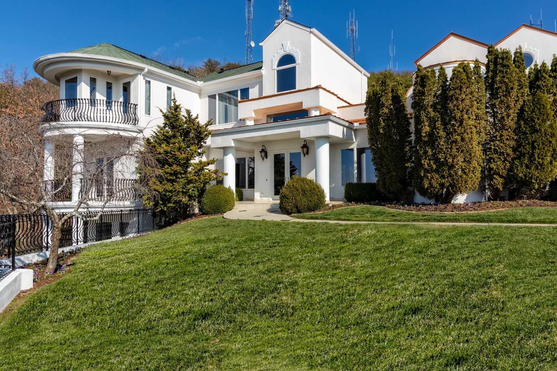 Mountain Top Villa With Endless Verdant Views in Marietta, GA, United